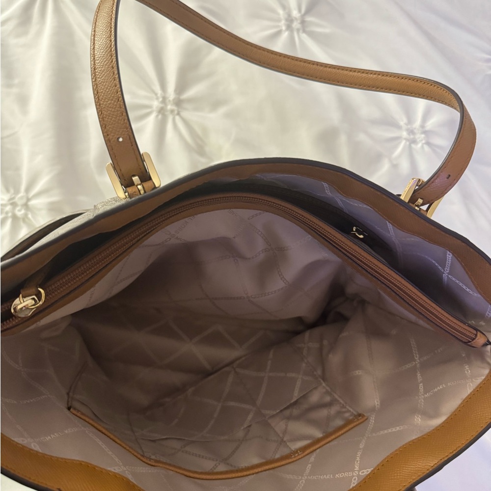 Michael Kors Sheila Large Signature Logo Tote Bag - Picture 3 of 5